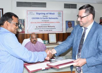 OSDMA managing director Bishnupada Sethi after signing an MoU with a representative of Earth Networks in the 
presence of Revenue and Disaster Management Minister Maheswar Mohanty in Bhubaneswar, Wednesday