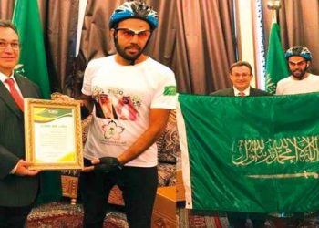 Raed Qrimli presents Fahd Al-Yahya a memento at Saudi Arabia’s embassy in Moscow, Tuesday