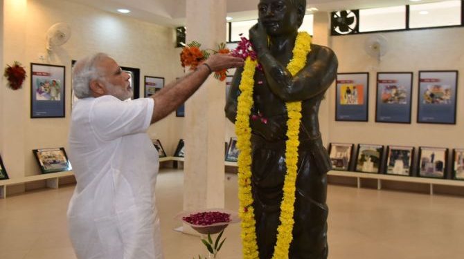 Prime Minister, Shri Narendra Modi paying floral tributes to Shaheed Chandrashekar Azad.