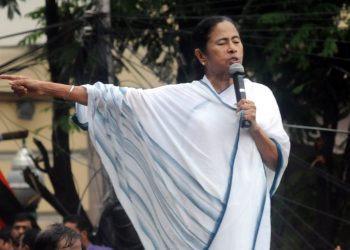 KOLKATA, JULY 21 (UNI) Trinamool Congress supremo 
and West Bengal chief minister Mamata Banerjee  addressing a rally to mark the " Martyrs Diwas," in 
Kolkata on Saturday. UNI PHOTO-56U