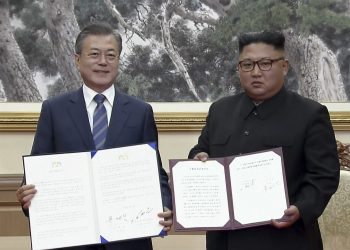 South Korean President Moon Jae-in, left, and North Korean leader Kim Jong Un pose after 
signing documents in Pyongyang, North Korea Wednesday