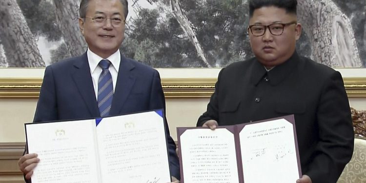 South Korean President Moon Jae-in, left, and North Korean leader Kim Jong Un pose after 
signing documents in Pyongyang, North Korea Wednesday