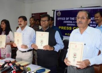 Accountant General Bibhudutta Basantia (2nd from R) releasing the annual report in Bhubaneswar, Thursday