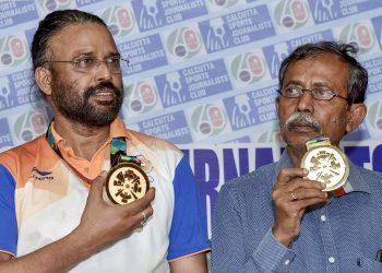 Bridge gold medallists Pranab Bardhan (L) and Shibnath De Sarkar at the Kolkata Sports Journalists’ Club, Monday