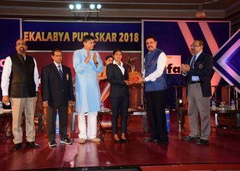 Lilima Minz receives the winner’s trophy from Dilip Vengsarkar in Bhubaneswar, Sunday  