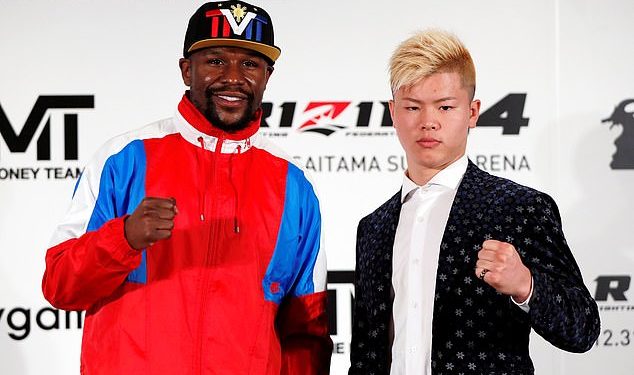 Floyd Mayweather (L) and Tenshin Nasukawa pose for photographers in Tokyo, Monday