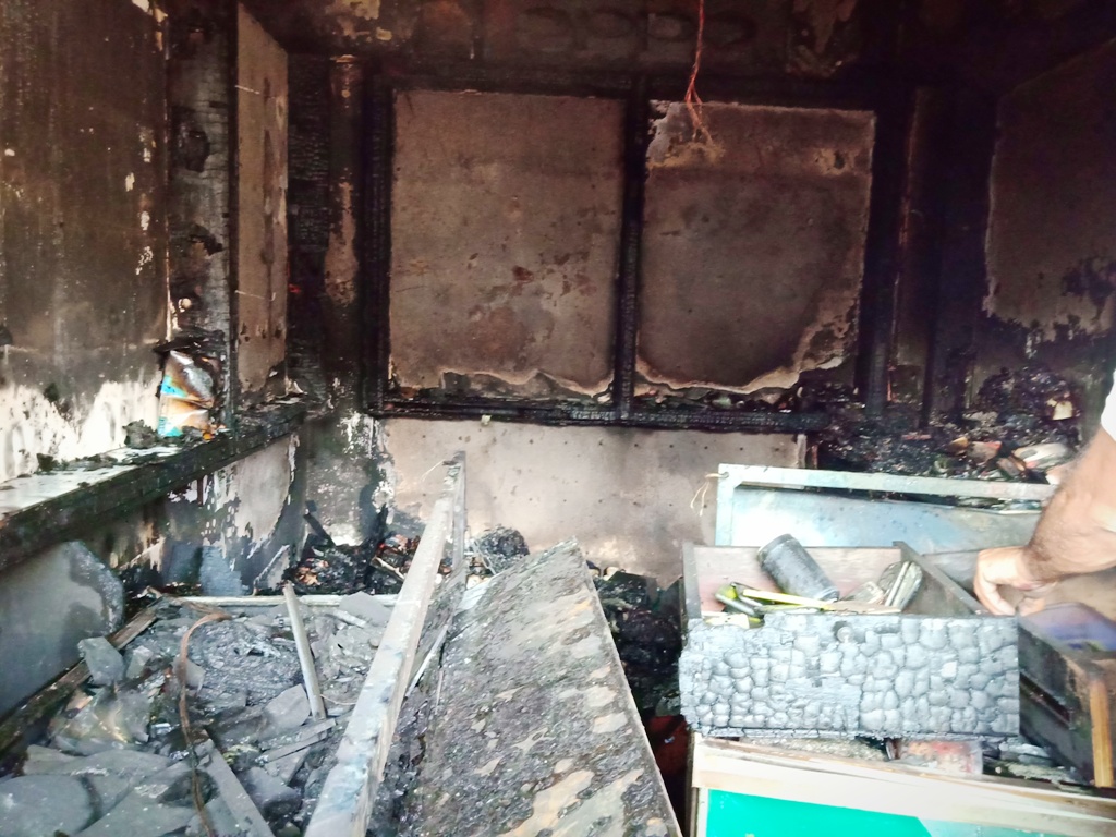 Cell phone shop gutted as battery explodes - OrissaPOST