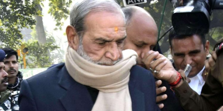 New Delhi: Congress leader Sajjan Kumar appears at the Patiala House Court in connection with the 1984 anti-Sikh riots case, Dec. 20, 2018. (PTI)