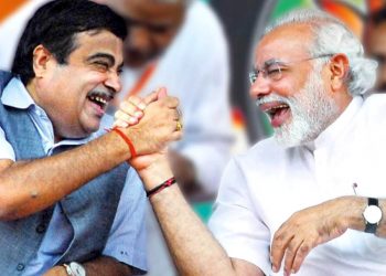 Nitin Gadkari (L) with PM Narendra Modi