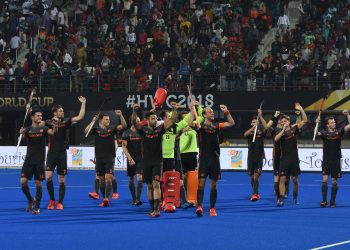 Netherlands players thank the spectators after their match against Malaysia at the Kalinga Stadium in Bhubaneswar, Saturday