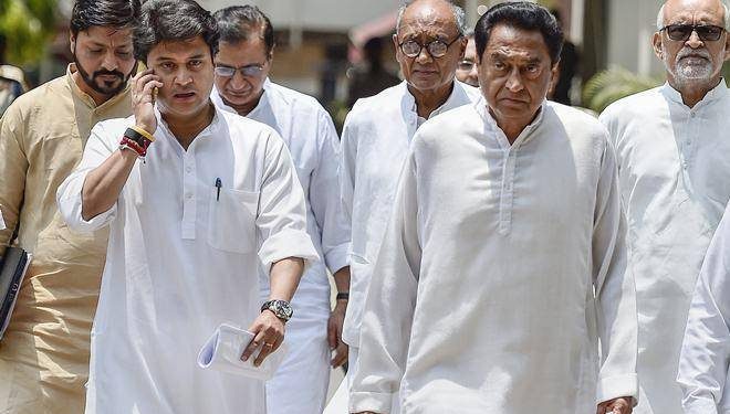 Madhya Pradesh Chief Minister-designate Kamal Nath and party members with Sachin Pilot(L)