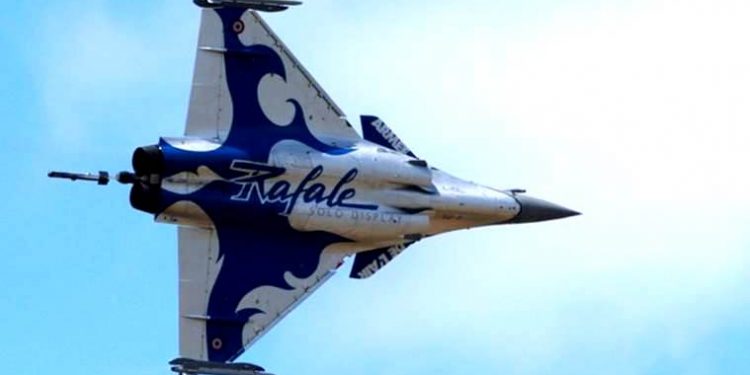 A Dassault Rafale fighter takes part in flying display during the 52nd Paris Air Show at Le Bourget Airport near Paris, France June 25, 2017. (REUTERS)