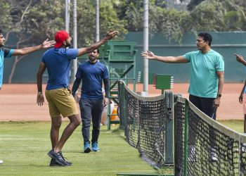 Mahesh Bhupathi (2nd right) has an animated discussion with the players during the team’s training session in Kolkata