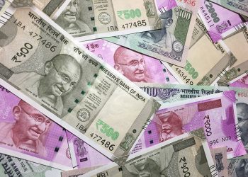 Rupee slips 29 paise to 70.32 vs USD in early trade