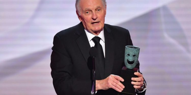 Alan Alda took home the Screen Actors Guild lifetime achievement award -- and earned a standing ovation (AFP)