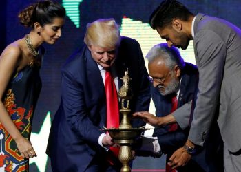 Republican Hindu Coalition chairman and a member of Hindus for Trump Shalabh Kumar (second right) helps the presidential candidate light a ceremonial diya lamp at a Bollywood-themed charity concert on October 15, 2016. (Jonathan Ernst/Reuters)