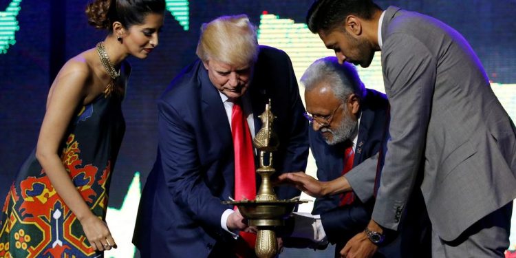 Republican Hindu Coalition chairman and a member of Hindus for Trump Shalabh Kumar (second right) helps the presidential candidate light a ceremonial diya lamp at a Bollywood-themed charity concert on October 15, 2016. (Jonathan Ernst/Reuters)