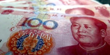 Chinese yuan edges higher to 6.7472 against US dollar