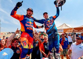 Australia's Toby Price celebrates with 2018 winner Matthias Walkner KTM (AFP)