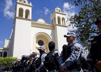 National Police's special forces begin a security operation outside the Metropolitan Cathedral in preparation for the presidential election, in San Salvador, El Salvador, Saturday, Feb. 2, 2019. Salvadorans elect a new president on Sunday. (AP)