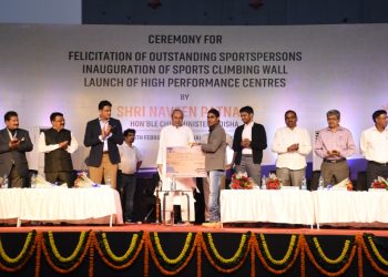 Para athlete Pramod Bhagat receives his cash prize from Chief Minister Naveen Patnaik in Bhubaneswar, Monday   