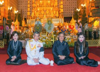 Members of the Thai royal family with Princess Ubolratana (L) and King Maha Vajiralongkorn (in white