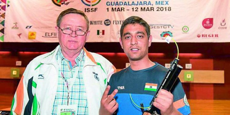 Pavel Smirnov (L) with Indian shooter Shazhar Rizvi