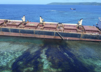 The Solomon Trader ship leaking oil