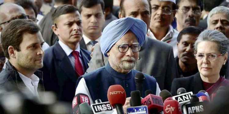 Former Prime Minister Manmohan Singh with Congress president Rahul Gandhi and Chairperson Sonia Gandhi and. (PTI)