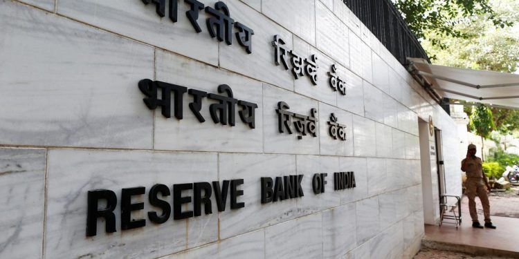 A police officer stands guard in front of the Reserve Bank of India (RBI) head office in Mumbai, August 9, 2016. (REUTERS/Danish Siddiqui)