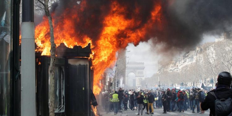 In recent weeks the protests have dwindled in size. But the interior ministry estimated the turnout in Paris Saturday at 10,000, out of around 32,300 nationwide.