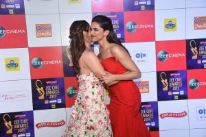 Alia Deepika kiss on carpet