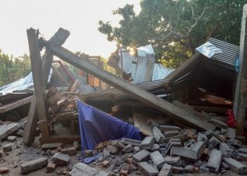 2 tourists killed in 4.4-magnitude Indonesia quake