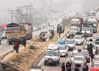 The traffic on the highway plies alternatively from the capital cities of Jammu and Srinagar to ensure smooth movement of the vehicles. (Image: PTI)