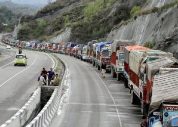 A massive landslide blocked the highway near Anokhi fall in Ramban district on Saturday afternoon, leaving nearly 2,000 Jammu-bound vehicles stranded. 