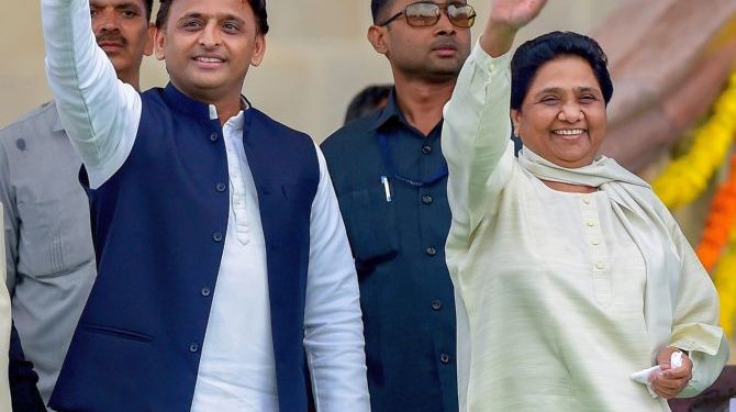 Bengaluru: Samajwadi Party leader Akhilesh Yadav with Bahujan Samaj Party leader Mayawati wave at the crowd during the swearing-in ceremony of JD(S)-Congress coalition government, in Bengaluru, on Wednesday. (PTI Photo/Shailendra Bhojak) (PTI5_23_2018_000199B)