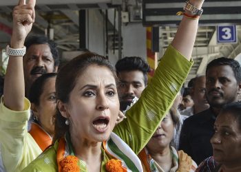 Mumbai: Bollywood actress and Congress candidate Urmila Matondkar campaigns for the Lok Sabha polls at Borivali Station, in Mumbai, Monday, April 15, 2019. (PTI Photo) (PTI4_15_2019_000057B)