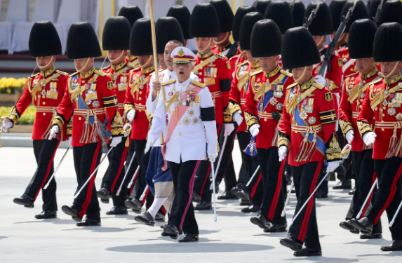 Thailand's King Maha Vajiralongkorn (C) attends the procession to transfer the royal relics and ashes of Thailand's late King Bhumibol Adulyadej from the crematorium to the Grand Palace in Bangkok, Thailand, October 27, 2017