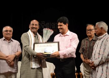 Musician Nimakanta Rout (L) receives Chinta O Chetana Baisakhi Award 2019 from Ajay Bahadur, head, Akash group of institutes, in Bhubaneswar, Tuesday