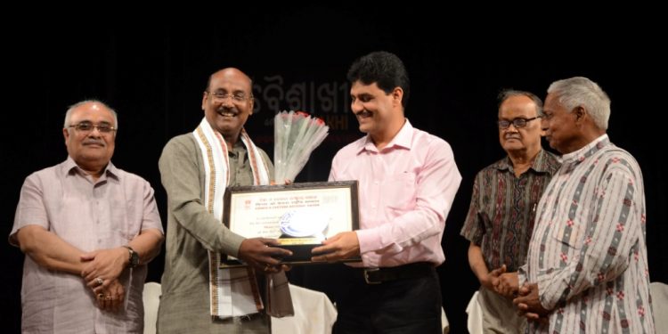 Musician Nimakanta Rout (L) receives Chinta O Chetana Baisakhi Award 2019 from Ajay Bahadur, head, Akash group of institutes, in Bhubaneswar, Tuesday