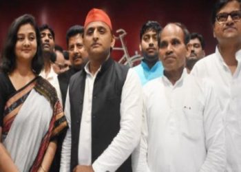 Shalini Yadav (L) with Akhilesh Yadav