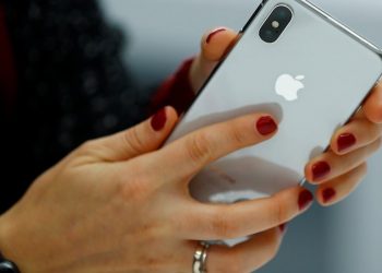 iPhone sales falls at record pace