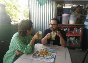 Aamir enjoys sugarcane juice at dhaba with wife Kiran