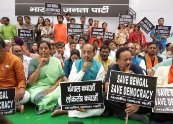 Union ministers Nirmala Sitharaman, Jitendra Singh, Vijay Goel and Harsh Vardhan wore black bands and put fingers on their lips while sitting on the podium.