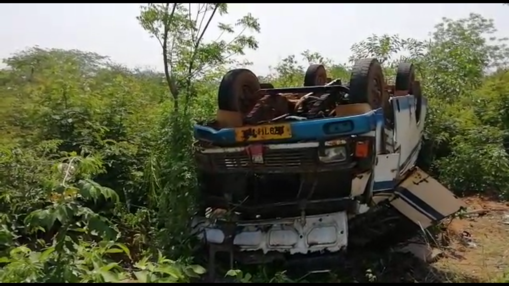 15 members of wedding party hurt in road mishap