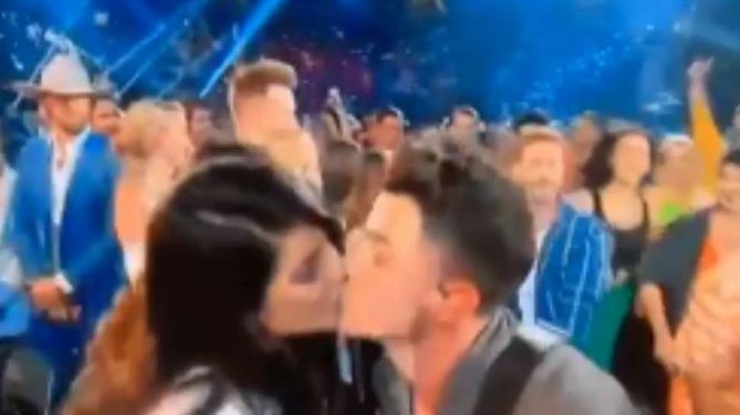 Desi girl Priyanka kisses Nick at Billboard Music Awards