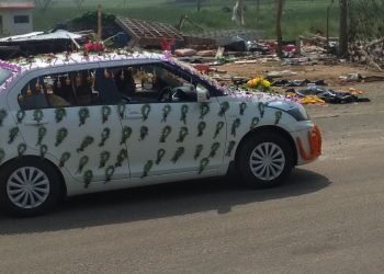 A car designed for the marriage ceremony going towards marriage event in city