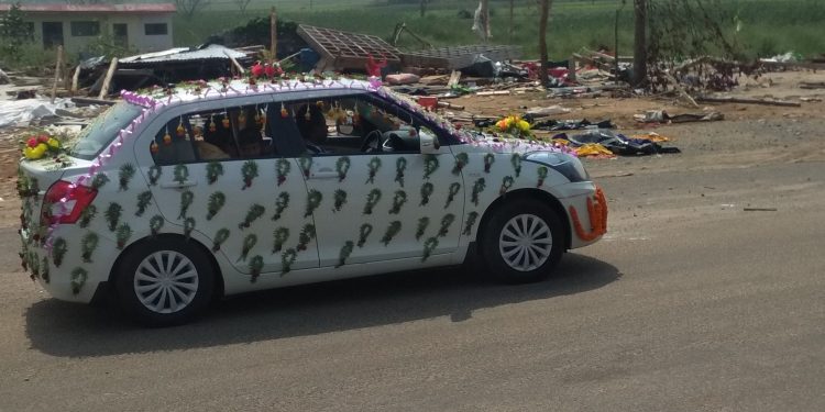 A car designed for the marriage ceremony going towards marriage event in city