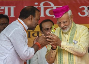 Buxar: Prime Minister Narendra Modi being greeted during an election rally for the last phase of Lok Sabha polls, in Buxar, Tuesday, May 14, 2019. (PTI Photo)  (PTI5_14_2019_000051B)