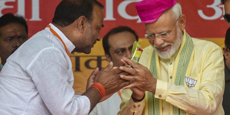 Buxar: Prime Minister Narendra Modi being greeted during an election rally for the last phase of Lok Sabha polls, in Buxar, Tuesday, May 14, 2019. (PTI Photo)  (PTI5_14_2019_000051B)